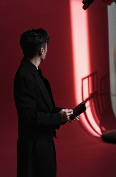 Honor Magic V6 засняли в руках китайского актёра до презентации