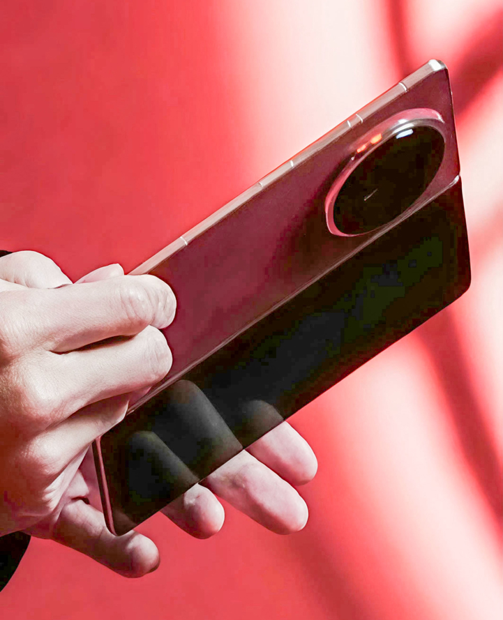 Honor Magic V6 засняли в руках китайского актёра до презентации