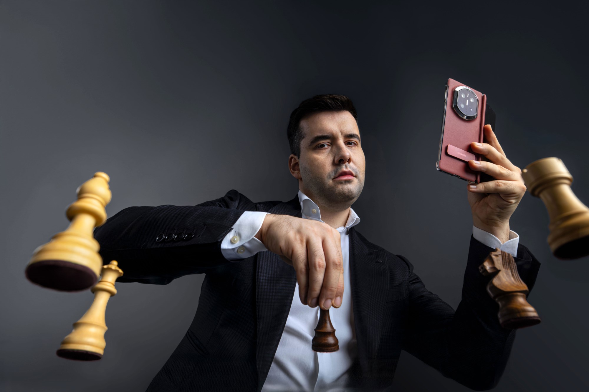 Гроссмейстер победил в шахматном турнире на смартфонах Huawei Mate X7