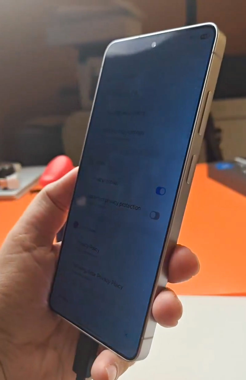 Китайцы уже копируют «банкоматный» экран Samsung Galaxy S26 Ultra