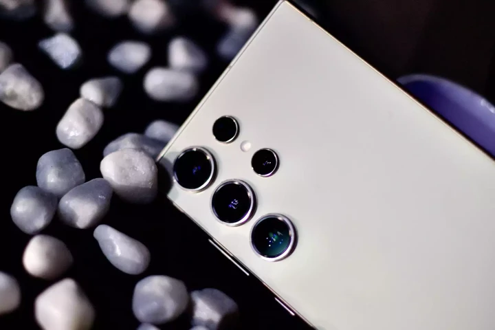 Трио Samsung Galaxy S24 обошло Galaxy S23, а Galaxy Z провалились