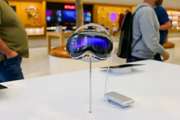 Apple передумала выпускать младшую версию шлема Vision Pro
