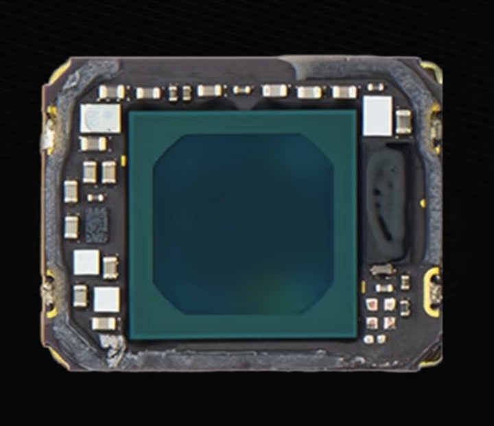 Apple всех обманула? У новых iPhone 17 не совсем квадратный сенсор фронталки