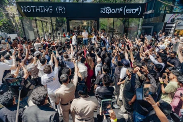 Бардак и разгон фанатов полицией: как Nothing первый магазин в Индии открывала