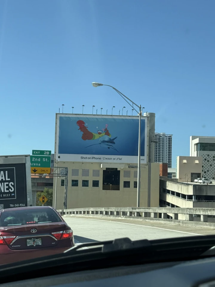 Билборд Apple с фаллическим образом шокировал публику