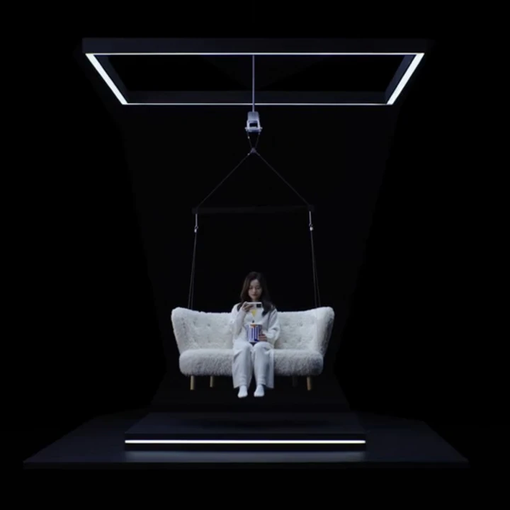 Диван с девушкой подвесили на Xiaomi 15 Pro (видео)