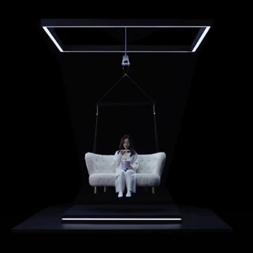 Диван с девушкой подвесили на Xiaomi 15 Pro (видео)