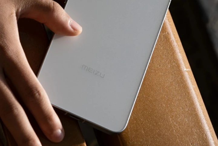 Дизайн и расцветки Meizu 21 Pro рассекречен за полдня до анонса