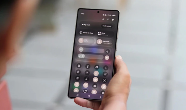 Дорожная карта выхода One UI 7 случайно раскрыта сотрудником Samsung