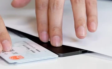 Едва поместился USB-C: OPPO показала реальный Find N5 и его толщину