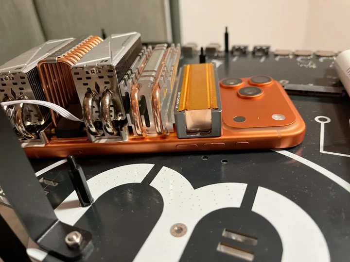 Энтузиаст прокачал охлаждение iPhone 17 Pro Max: вышло чертовски круто