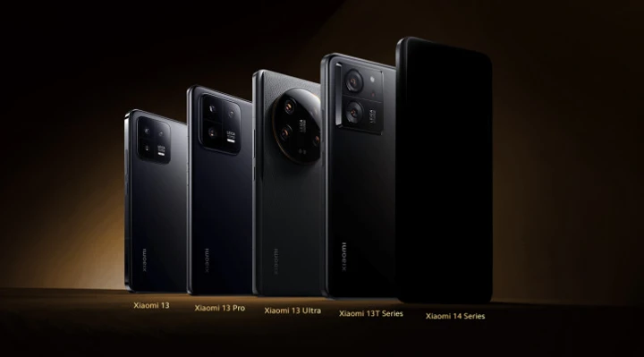 Живое фото белого Xiaomi 14 Ultra и постер, указывающий на MWC-дебют