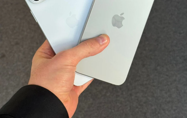 Гигант! Макет iPhone 16 Pro Max сравнили с iPhone 15 Pro Max на фото