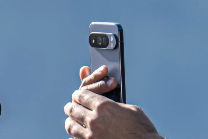 Google раскрыла дизайн Pixel 10 Pro на съемках рекламы для него