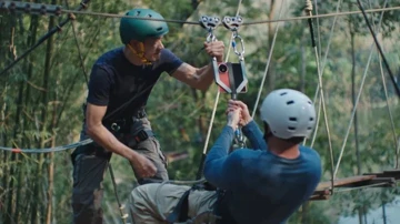 Honor Magic V6 испытали на прочность зиплайном