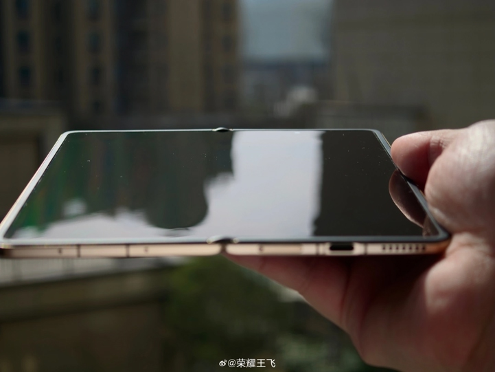 Honor победила складки гибких экранов? Живые фото Magic V6