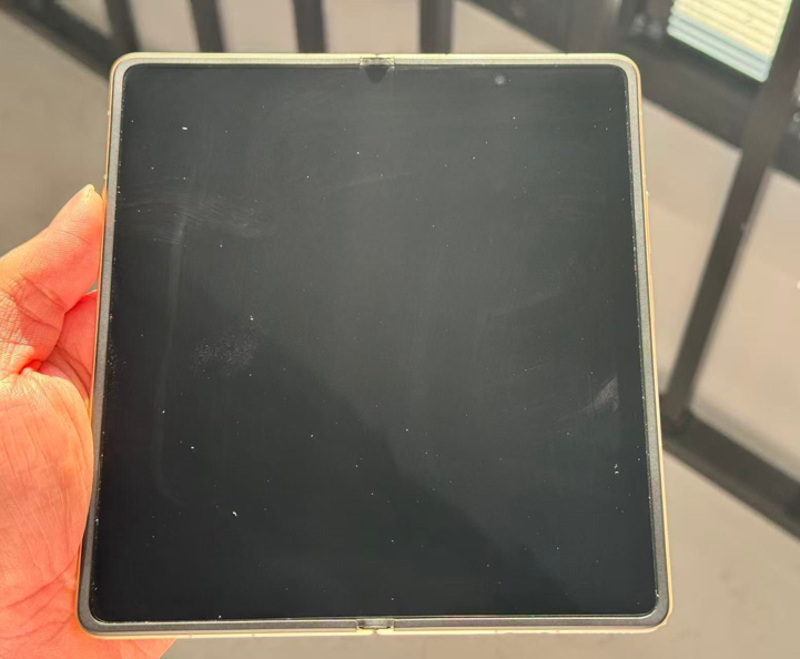 Honor победила складки гибких экранов? Живые фото Magic V6