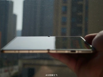 Honor победила складки гибких экранов? Живые фото Magic V6