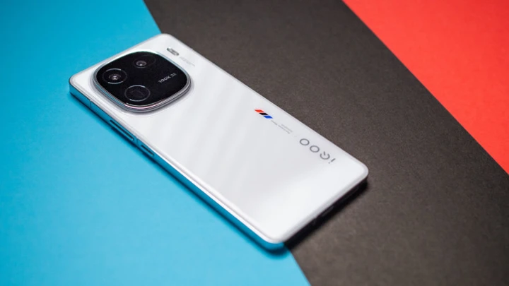 iQOO 13 первым в мире получит новейший экран BOE: подробности