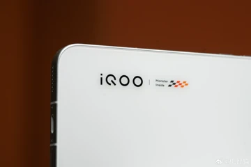 iQOO 15 mini приписывают смену чипа и упрощённый дизайн