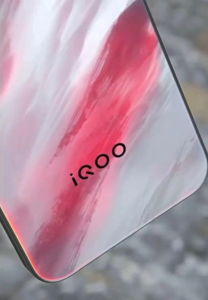 iQOO 15 получил вероятную дату анонса