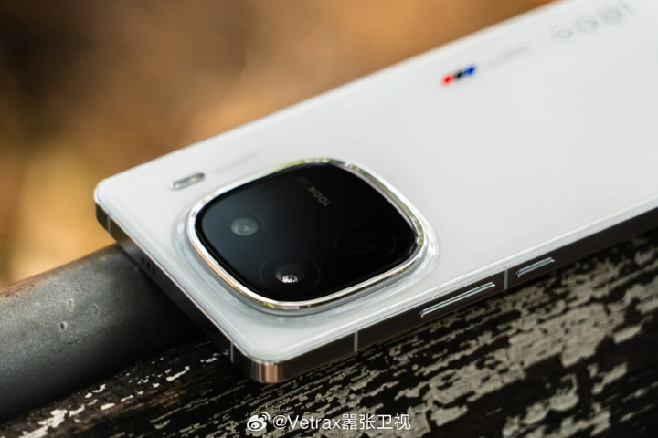 iQOO 15 порадует экраном и зум-камерой от старшего iQOO 15 Ultra