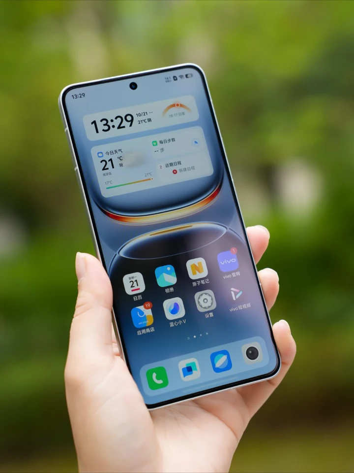 iQOO 15 предложит лучший экран в индустрии