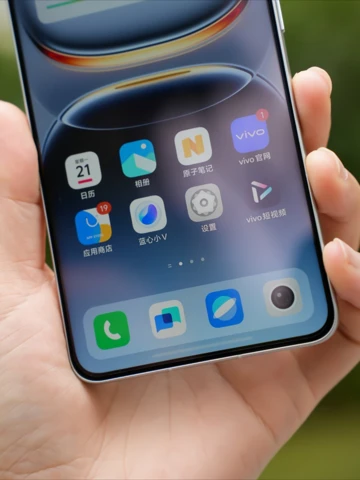 iQOO 15 приписывают самый навороченный экран от Samsung