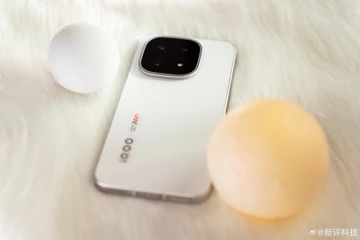 iQOO 15 во всей красе позирует на студийных фото