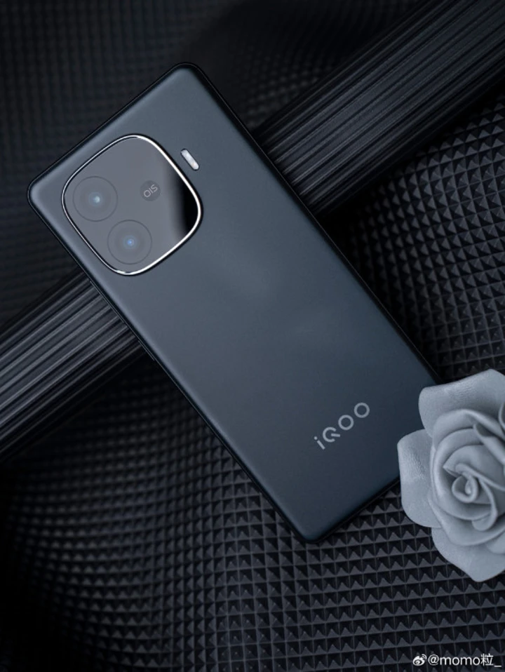 iQOO Z9 Turbo во всех цветах красуется на коллекции студийных фото