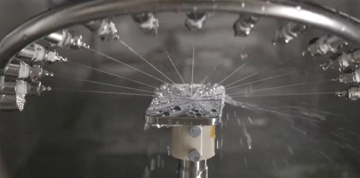 Как Apple тестирует водозащиту и прочность iPhone: экскурсия по заводу