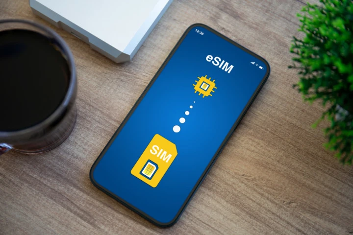 Китайские флагманы осени 2025 могут лишиться физических SIM?