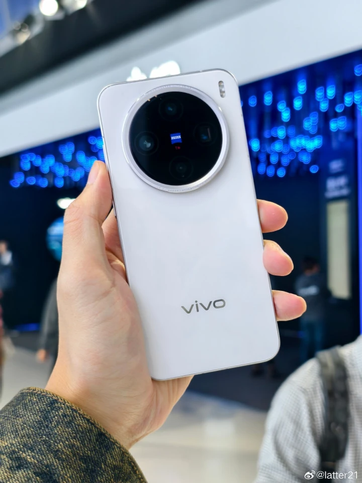 Компактному Vivo X300 приписывают спорный апгрейд главной камеры