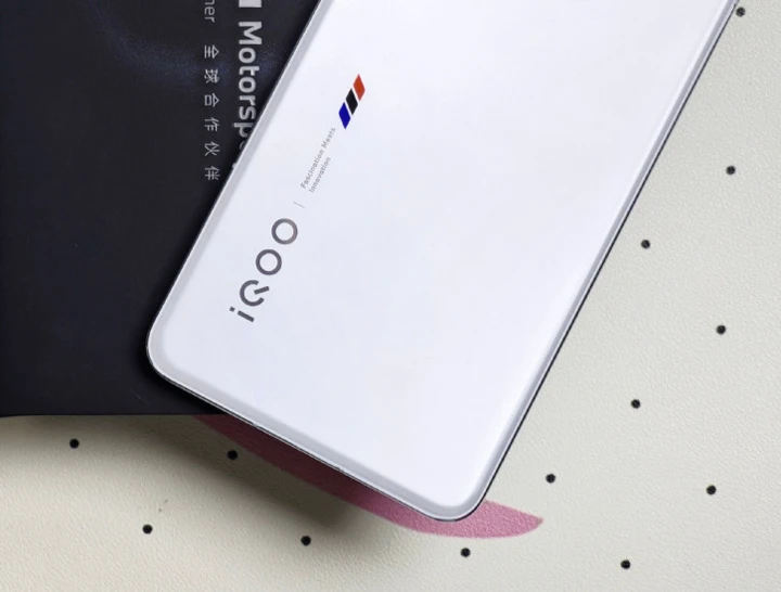 Компактофон iQOO может лишиться Snapdragon, а мини-планшет – не выйти