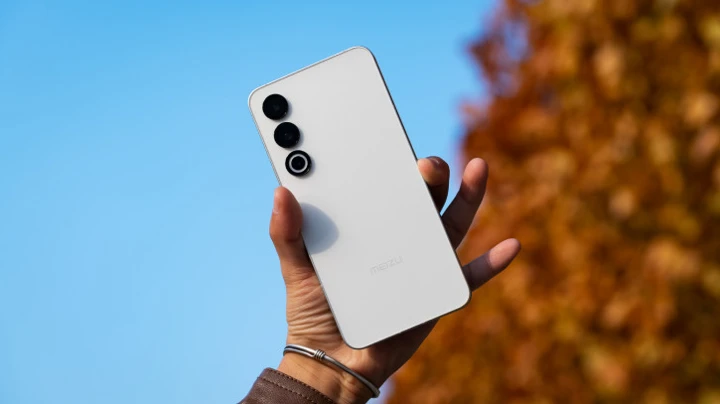 Meizu 21 во всех расцветках красуется на студийных фото