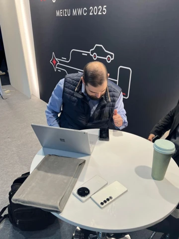 Meizu 22?! Неанонсированный смартфон бренда замечен на MWC 2025