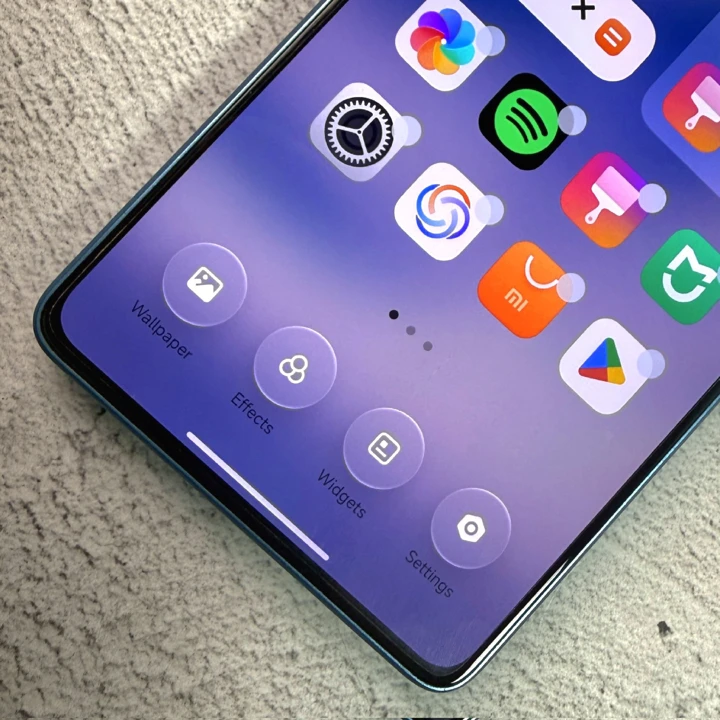 Не успевает, но очень пытается: как Xiaomi копирует iOS 26 в HyperOS 3