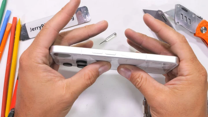 Nothing Phone (3) испытали на прочность и разобрали, выявив брак