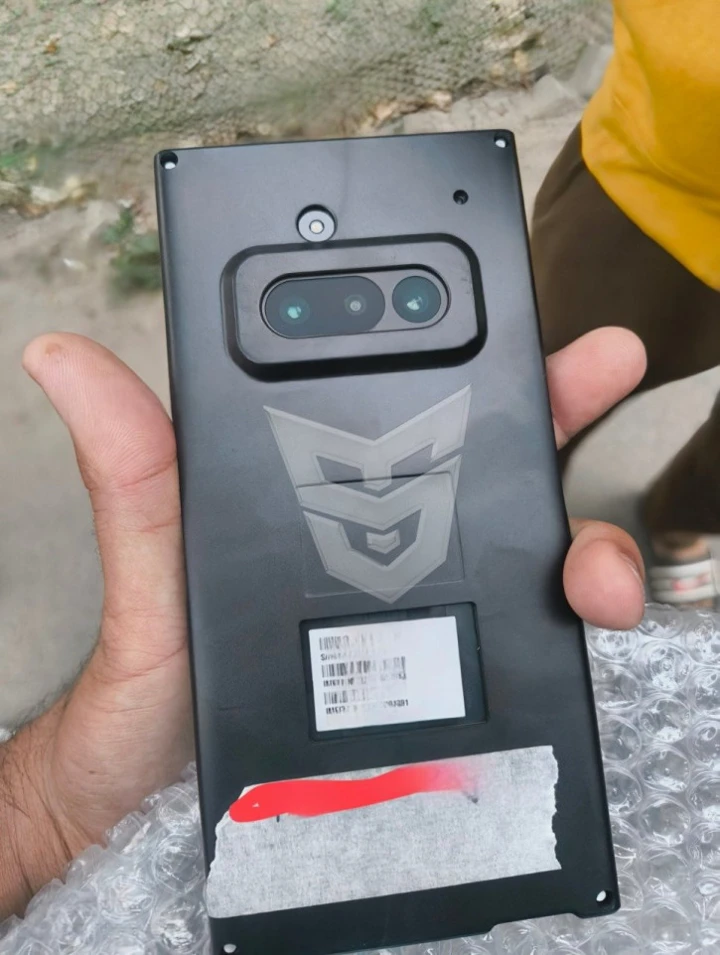 Nothing Phone (3a) впервые на живом фото: Pixel 7 Pro, ты?!