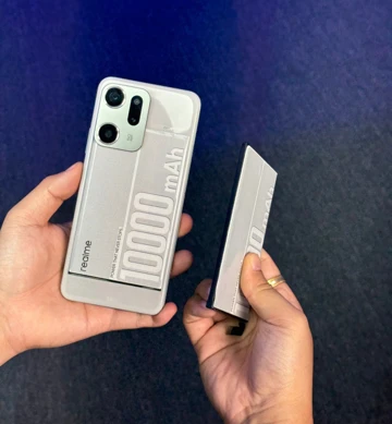 Новые фото прототипа Realme GT 7 10 000 мАч раскрыли секреты начинки