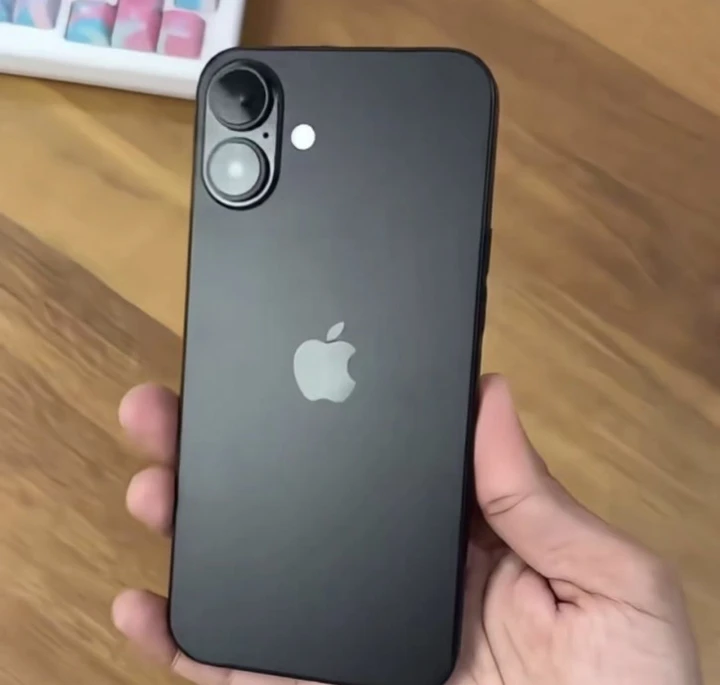 Новый дизайн iPhone 16 наглядно на фото "болванки"