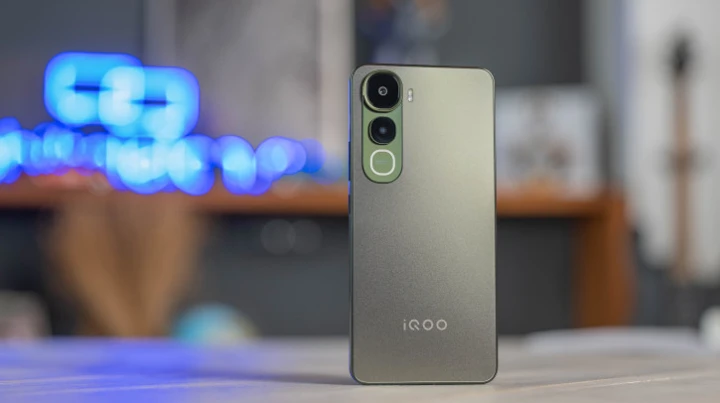 Обзор iQOO Z10 Lite: самый доступный iQOO