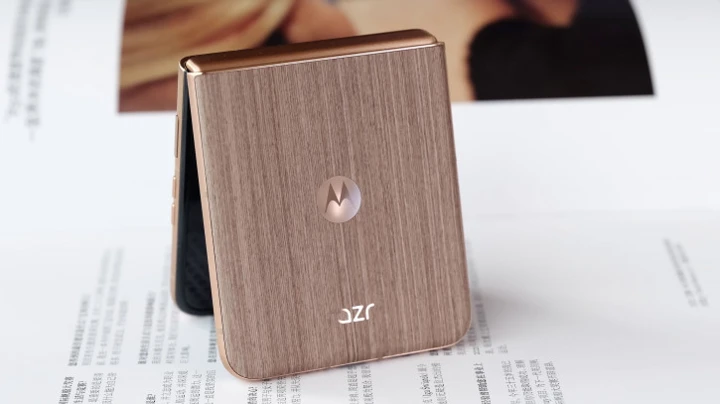 Обзор Motorola Razr 60 Ultra: он деревянный!