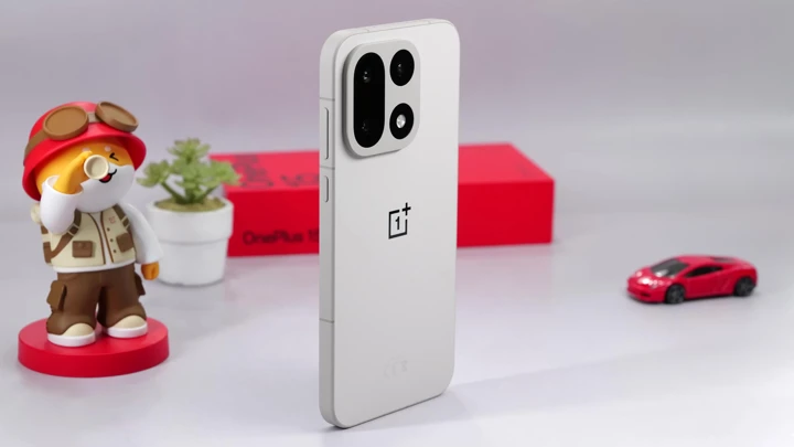 Обзор OnePlus 15: самый оптимальный смартфон года?