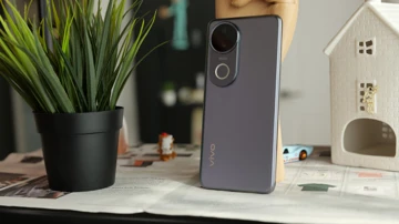 Обзор Vivo V50: фиолетовая аура