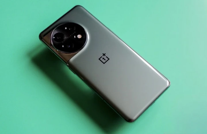 OnePlus 11 получает апдейт до Android 15 с OxygenOS 15