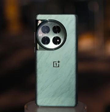 OnePlus 12 наконец показали на живых фото в двух цветах