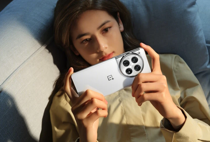 OnePlus 12 в руках пользователей на официальных фото