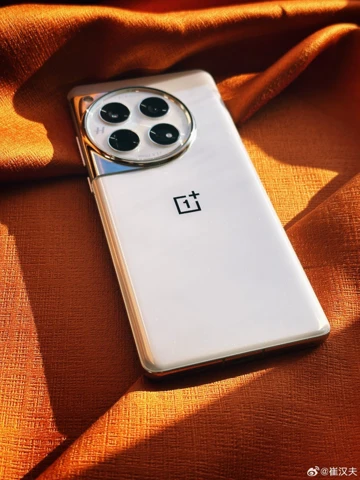 OnePlus 12 во всех цветах красуется на десятках студийных фото