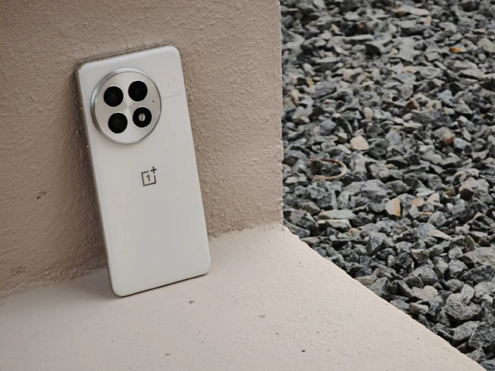 OnePlus 15 приписывают сверхпрочную раму и расцветки в эстетике Дюны